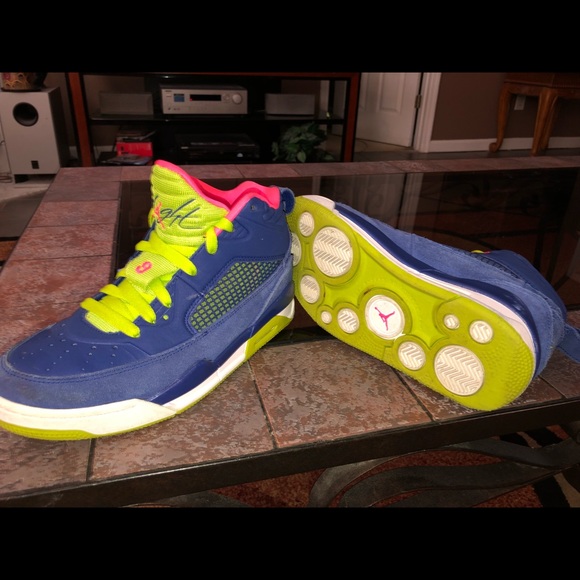 Jordan Flight Size 6M Ladies (Like New) - Picture 4 of 7